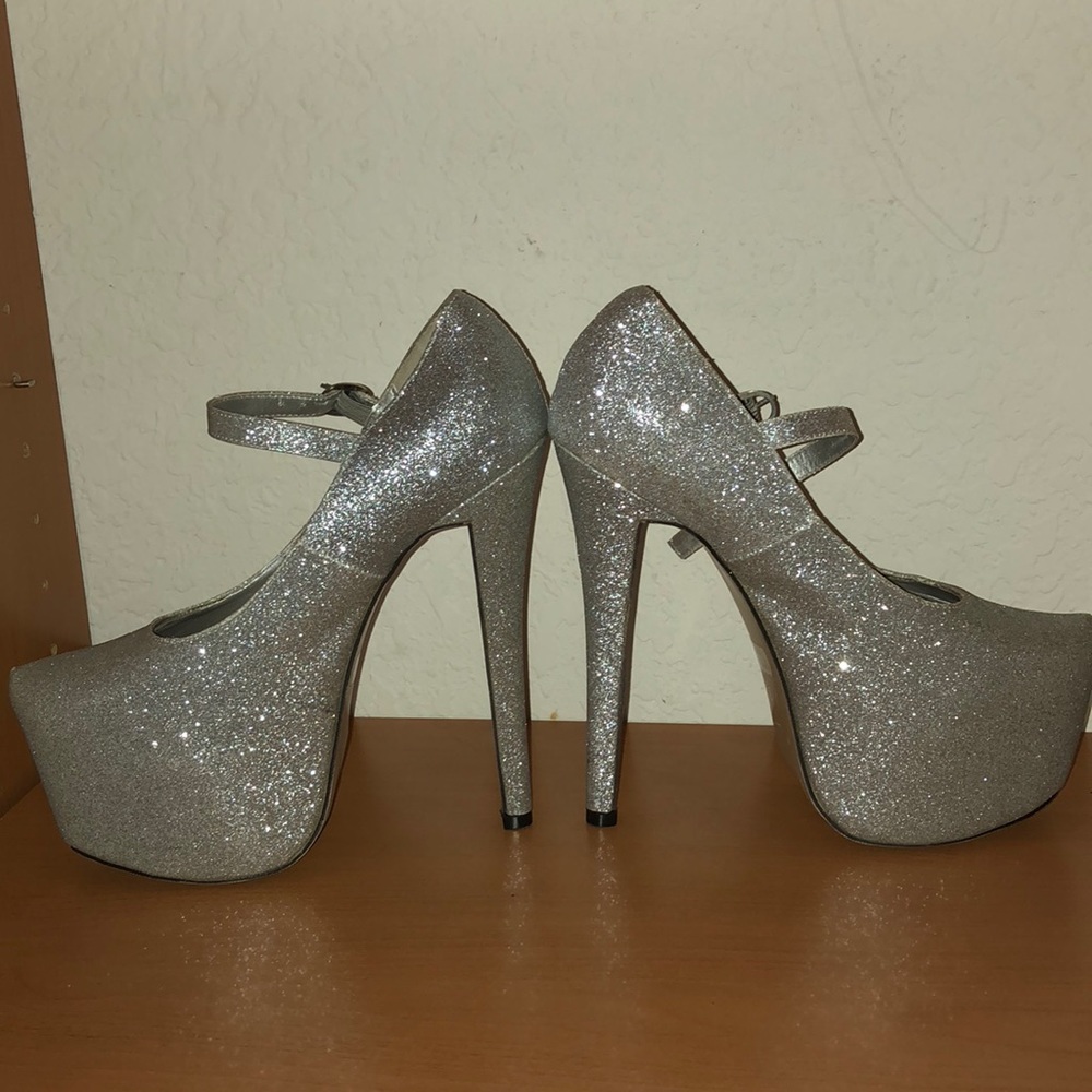 Size 8 - Picture 2 of 4